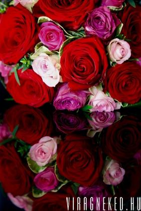 Dobogó szív! Kerek rózsacsokor vörös és halvány rózsákból - viragneked.hu