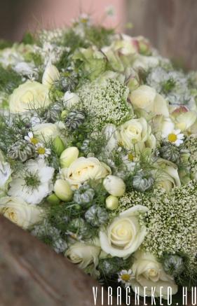 Hófehér - kerek virágcsokor vegyes fehéres tónusú virágokból - viragneked.hu