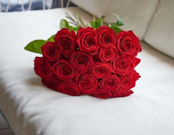 VallomásNeki! Vörös rózsa csokor 🌹a virágküldés élményével - viragneked.hu